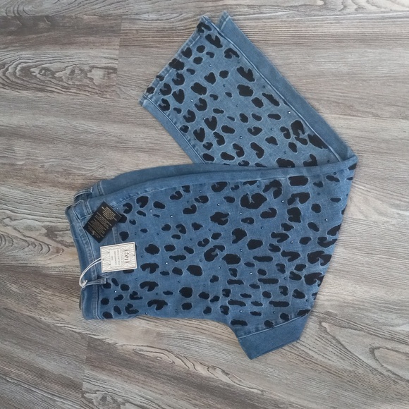 DG2 by Diane Gilman Signature Collection Stylish Blue Leopard Print Jeans - Picture 4 of 15